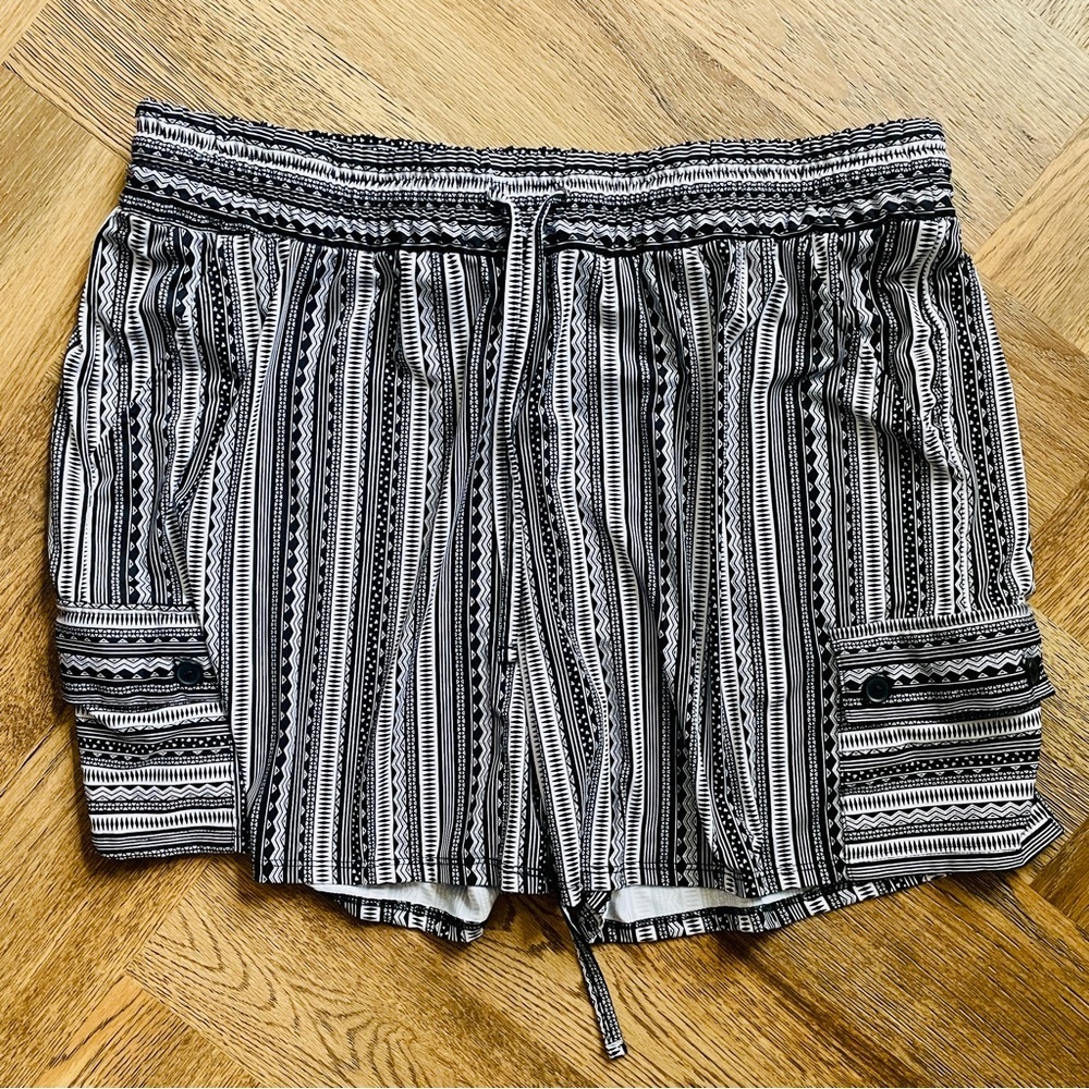 Robert Louis Women’s Black and White Drawstring Patterned Shorts Extra Large XL